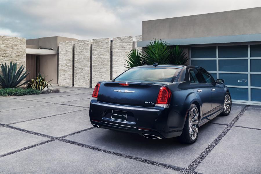  Chrysler 300C Platinum 2015 года  (фото 40 из 47)